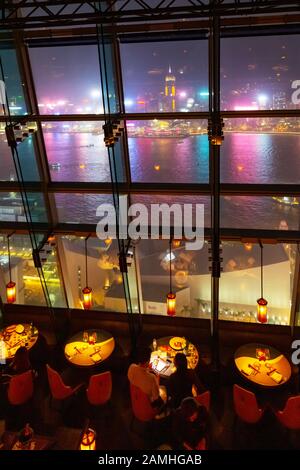 Le restaurant et bar de Hong Kong, l'Aqua Spirit, offre une vue sur le spectacle de lumière du port de Hong Kong la nuit, Tsim Sha Tsui, Kowloon Hong Kong Asia Banque D'Images