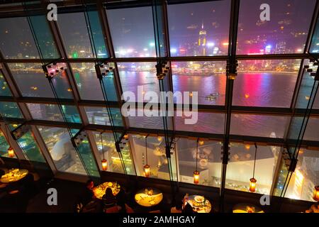 Le restaurant et bar de Hong Kong, l'Aqua Spirit, offre une vue sur le spectacle de lumière du port de Hong Kong la nuit, Tsim Sha Tsui, Kowloon Hong Kong Asia Banque D'Images