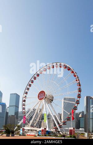 La roue d'observation de Hong Kong, ou roue AIA, une roue ferris sur le port central, l'île de Hong Kong, Hong Kong Asie Banque D'Images