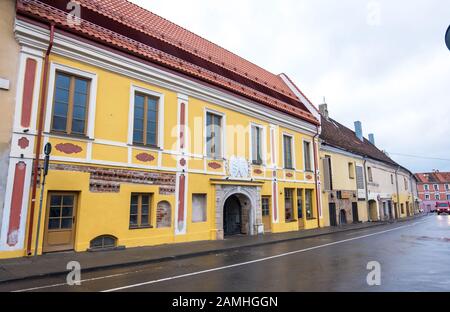 Vilnius, Lituanie - 15 décembre 2019 : vue sur la rue dans la vieille ville de Vilnius Banque D'Images