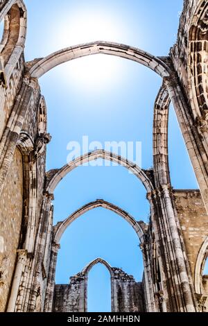 Arches de toit du couvent de Carmo illuminées par le soleil de printemps. Banque D'Images