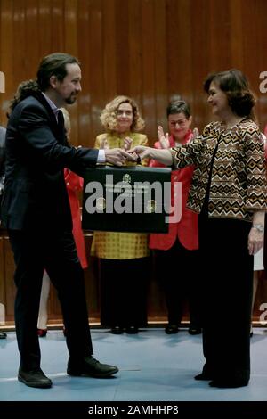 Madrid Espagne; 13/01/2020.- Pablo Iglesias (L) deuxième vice-président du gouvernement espagnol et ministre des droits sociaux et de l'Agenda 2030, et Carmen Calvo Ministre de la Présidence, Relations avec les tribunaux et la mémoire démocratique lors de son inauguration en tant que ministre et échange de portefeuilles ministériels au siège du ministère de la santé. Iglesias appartient au United We Party (Unidas Podemos) et Garzón a United Rigth (Izquierda Unida) cette coalition avec le Président de l'Espagne Pedro Sánchez du Parti socialiste des travailleurs (Psoe)photo: Juan Carlos Rojas/Picture Alliance | usage WO Banque D'Images