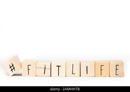 Cubes en bois avec un Hashtag et le mot Fitlife isolé sur fond blanc, sain et concept de médias sociaux Banque D'Images