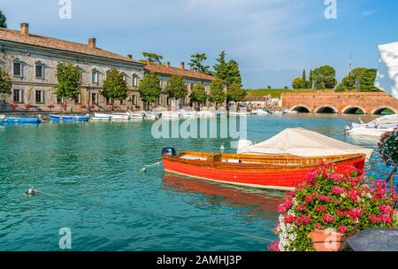 Vue panoramique à Peschiera del Garda, village sur le lac de Garde, dans la province de Vérone, Vénétie, Italie. Banque D'Images