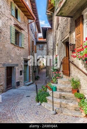 Vue panoramique en Tremosine sul Garda, village sur le lac de Garde, dans la province de Brescia, Lombardie, Italie. Banque D'Images