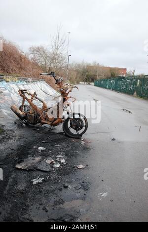 Janvier 2020 - A Brûlé le scooter à Bristol sur une piste cyclable Banque D'Images