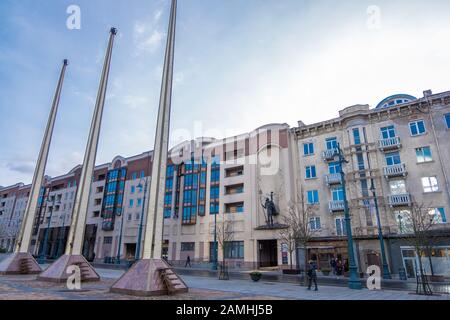 Vilnius, Lituanie - 16 décembre 2019 : Statue du métal à Saint-Christopher sur le mur de la maison sur l'avenue Gediminus à Vilnius Banque D'Images