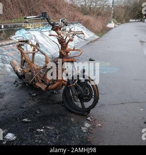 Janvier 2020 - A Brûlé le scooter à Bristol sur une piste cyclable Banque D'Images