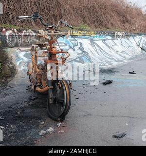 Janvier 2020 - A Brûlé le scooter à Bristol sur une piste cyclable Banque D'Images