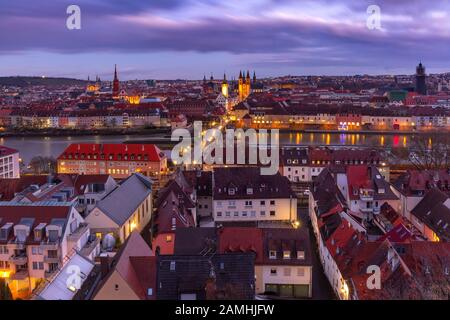 Vue panoramique aérienne de la vieille ville avec cathédrale, hôtel de ville et Alte Mainbrucke à Wurzburg, partie de la route romantique, Franconie, Bavière, Allemagne Banque D'Images