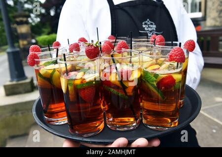 Cocktails de Pimm servis à une réception de mariage au Royaume-Uni Banque D'Images