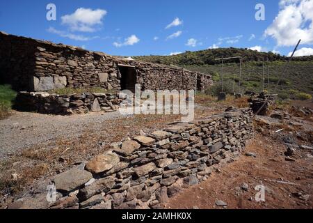 Wanderpause an der Casas de los Judos am Barranco de Perchel, Puerto de Mogan, Gran Canaria, espagnol Banque D'Images