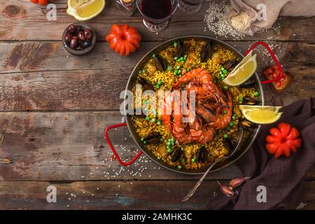 Grande poêle de paella avec fruits de mer et légumes, espace de copie Banque D'Images