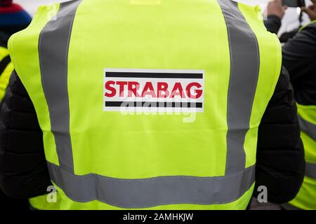 Pologne, SILESIA-Budimex travailleur de la construction dans un équipement de travail jaune. Construction d'une nouvelle section de l'autoroute Ambre (Autostrada Bursztynowa)A1 Banque D'Images