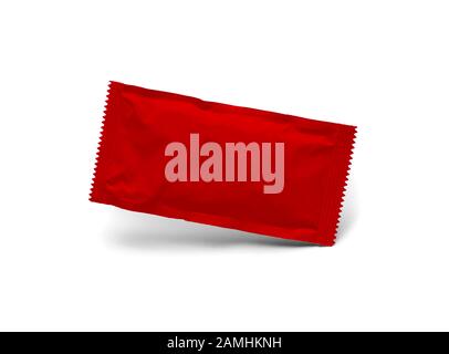 Paquet Vide De Condiments Rouges Flottant Isolé Sur Fond Blanc. Banque D'Images