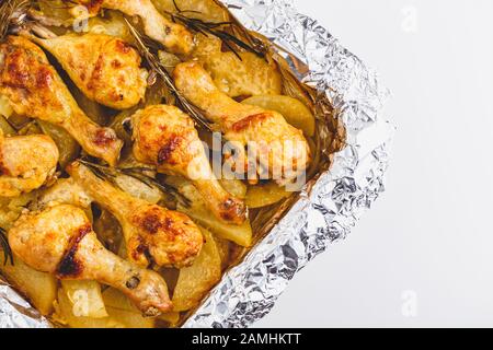 Appétissant Pattes de poulet Cuites avec Des Pommes De Terre et du romarin dans le film. Gros plan. Banque D'Images