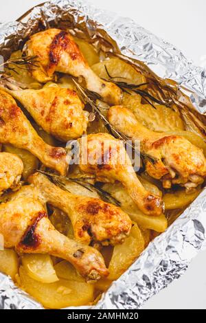 Appétissant Pattes de poulet Cuites avec Des Pommes De Terre et du romarin dans le film. Gros plan. Banque D'Images