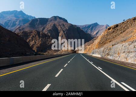 Route de montagne sinueuse du désert sur la montagne Jais à Ras al Khaimah, aux Émirats arabes Unis Banque D'Images