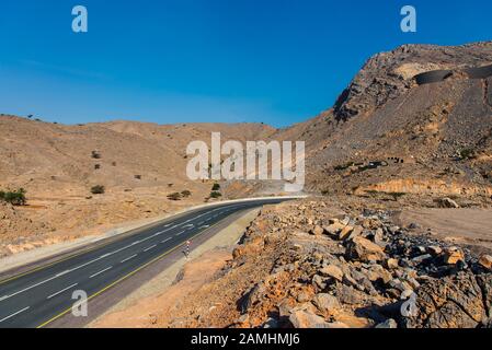 Route de montagne sinueuse du désert sur la montagne Jais à Ras al Khaimah, aux Émirats arabes Unis Banque D'Images