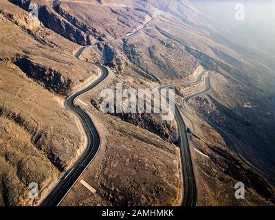 Route de montagne du désert sur la montagne Du Jais dans la vue aérienne des Émirats arabes Unis Banque D'Images