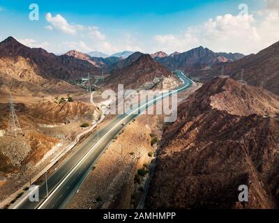 Route panoramique à travers la chaîne de montagnes Hajar s'étendant à travers les Émirats arabes Unis et Oman vue aérienne Banque D'Images