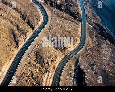 Route de montagne du désert sur la montagne Du Jais dans la vue aérienne des Émirats arabes Unis Banque D'Images