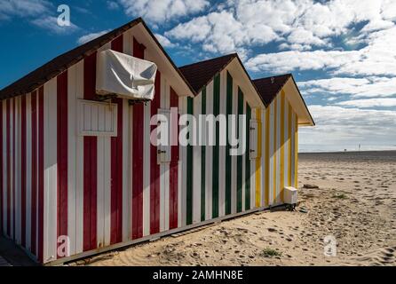 Cabanes de plage colorées à rayures sur la plage Playa de San Juan, Alicante, Espagne. Banque D'Images