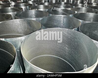 tuyaux de ventilation en métal gris pour l'approvisionnement en air, contexte abstrait pour un thème industriel avec produits finis à vendre sur le marché Banque D'Images