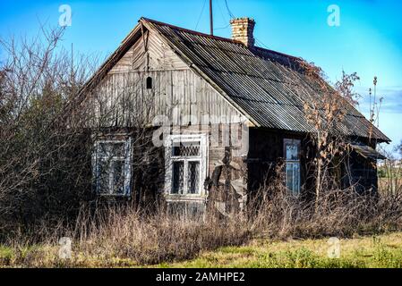 Ancienne maison en bois en Pologne. Banque D'Images