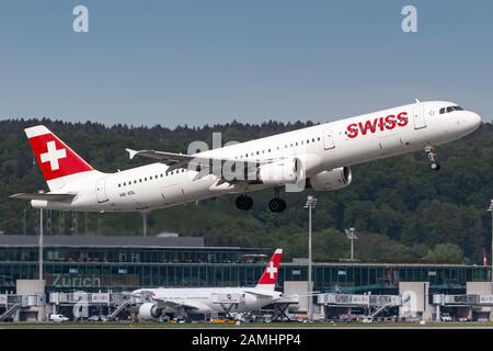 Zurich, Suisse - 28 avril 2018 : avion Airbus A 321 de Swiss International Airlines à l'aéroport de Zurich (ZRH) en Suisse. Airbus est un avion Banque D'Images