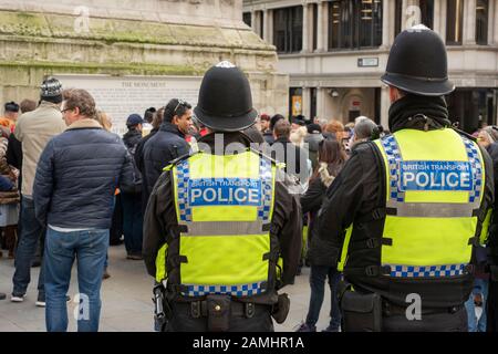 Des officiers de la police britannique des transports sont de retour pour assister à la cérémonie d'enlèvement d'hommage au Monument à Londres pour les victimes de l'attaque du pont de Londres en 2019, Royaume-Uni Banque D'Images