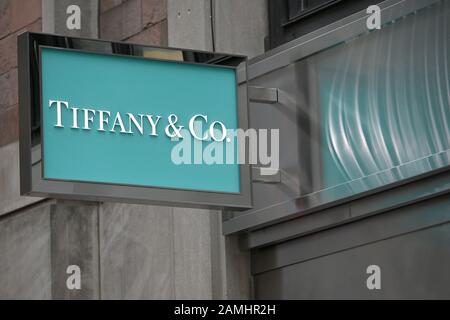 New York, États-Unis. 13 janvier 2020. Tiffany & Co. Ouvre Le Phare de Tiffany Next Door au 6 East 57th Street, alors que le magasin Phare de la Cinquième Avenue subit des travaux de rénovation pour les deux prochaines années, New York, NY, le 13 janvier 2020. Le conglomérat français de luxe LVMH a acheté Tiffany & Co. En novembre 2019 pour un montant déclaré de 16 Milliards de dollars. Crédit: Sipa Usa/Alay Live News Banque D'Images