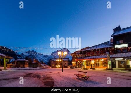 Les deux Alpes, Alpes, France, janvier 2017 vie nocturne dans le village alpin avec maisons en bois, boutiques et restaurants traditionnels. Destination de ski populaire Banque D'Images