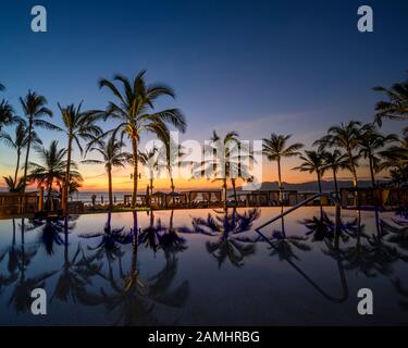 Coucher De Soleil À Marival Emotions Resort À Nuevo Vallarta, Riviera Nayarit, Mexique. Banque D'Images