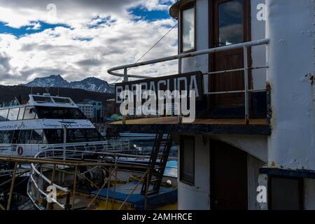 Bateau de pêche amarré au port d'Ushuaia en Patagonie, Argentine Banque D'Images