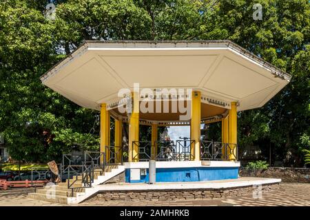 Kiosque coloré Sur Place de la Victoire, Pointe-A-Pitre, Guadeloupe, Antilles, Caraïbes Banque D'Images