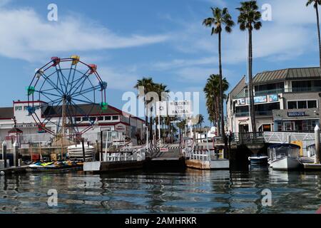 Newport Bay en direction de Balboa Ferris Wheel et Balboa Peninsula Newport Beach California USA Banque D'Images