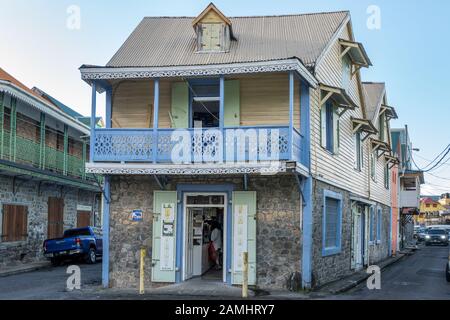Rues et bâtiments coloniaux du quartier central de Roseau, Dominique, îles Windward, Antilles, Caraïbes Banque D'Images
