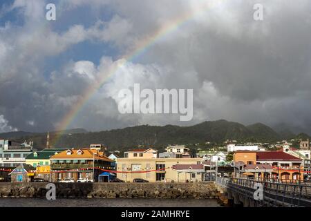 Rainbow Au-Dessus Du Port De Roseau, Dominique, Îles Windward, Antilles, Caraïbes Banque D'Images
