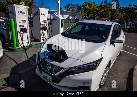 La voiture électrique Nissan Leaf se recharge à la station de recharge EVgo, en Californie, aux stations de charge evgo Banque D'Images