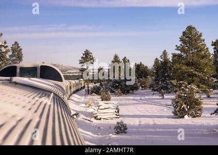 Un train du chemin de fer du Grand Canyon qui part d'un tour. Banque D'Images