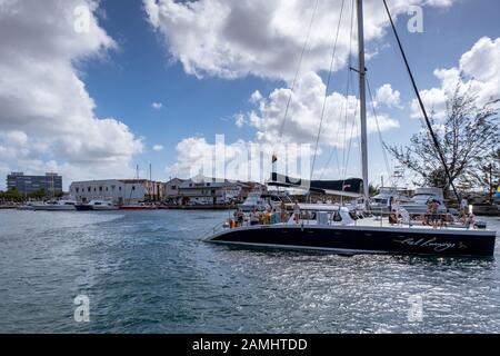 Un catamaran avec les touristes en excursion voiles dans le port de Bridgetown, Barbade, Antilles, Caraïbes Banque D'Images