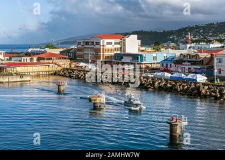 Vue depuis le bateau de croisière de Port de Roseau, Dominique, les îles Windward, les Antilles, les Caraïbes Banque D'Images