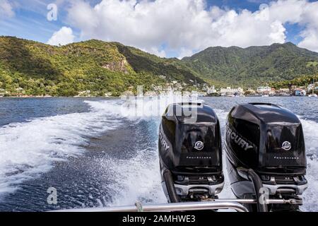 Vue de l'arrière du hors-bord de Soufriere, Sainte-Lucie, Antilles, Caraïbes Banque D'Images