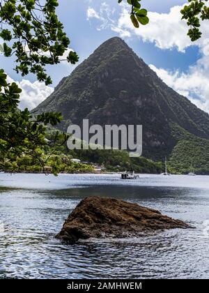 Vue Du Gros Piton Sur La Baie De Piton, Site Classé Au Patrimoine Mondial De L'Unesco, Sainte-Lucie, Antilles, Caraïbes Banque D'Images