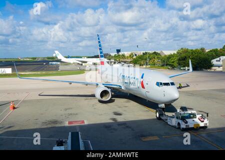 Punta CANA, RÉPUBLIQUE DOMINICAINE - 03 JUILLET 2019 : tracteur de remorquage d'avion et Boeing 737-823 d'American Airlines à l'aéroport international de Punta Cana Banque D'Images