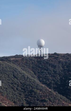 Radar météorologique Doppler dans les montagnes de Santa Ana, partie de la forêt nationale de Cleveland d'Orange County, Californie; États-Unis Banque D'Images