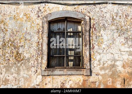 Bâtiment olld dans la ville de Sives, Portugal avec une fenêtre cassée. Banque D'Images