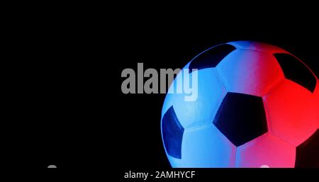 Ballon de football isolé sur fond noir. Concept Blue Neon Banner Art Banque D'Images