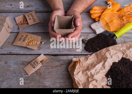 L'homme tient vide pot en papier pour le jardinage. Banque D'Images